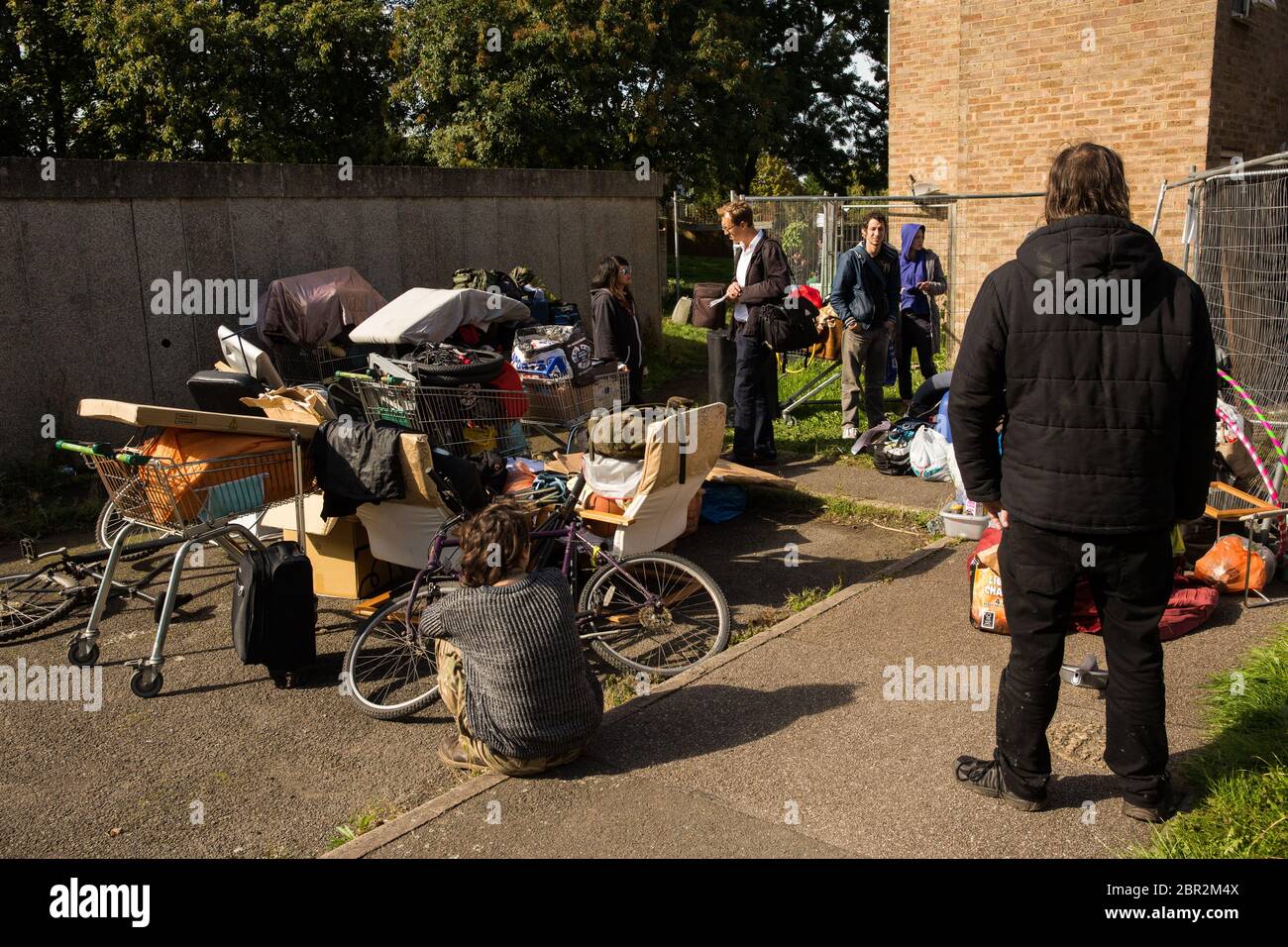 Londra, Regno Unito. 23 settembre 2015. Un giornalista intervista attivisti abitati sfrattati da salvatetti provenienti dalla tenuta di alloggi di Sweets Way. Un gruppo di attivisti immobiliari che chiedevano una migliore sistemazione di alloggi sociali a Londra occupava proprietà nella proprietà di 142 case a Whetstone, in alcuni casi ristrutturando proprietà intenzionalmente distrutte dai proprietari legali a seguito dello sfratto dei residenti originali, Per cercare di evitare lo sfratto dell'ultimo residente della tenuta e la demolizione e il riqualificazione dell'intera tenuta da parte di Barnett Council e Annington Property Ltd. Credit: Mark K Foto Stock