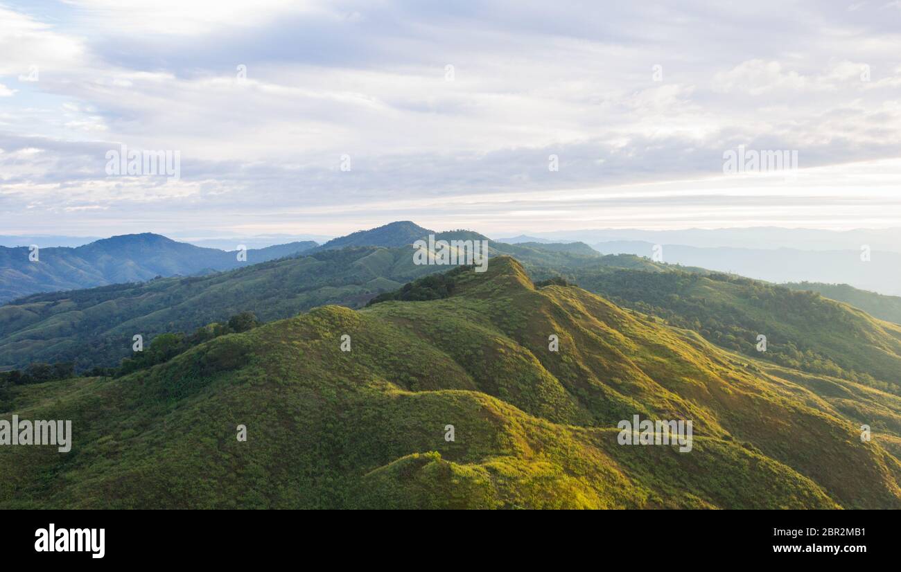 Paesaggio Phu Langka Mountain National Park Phayao viaggi in Thailandia ampia. Albero verde di montagna e cielo cloud e il caldo sole di luce a Phu Langka p nazionale Foto Stock