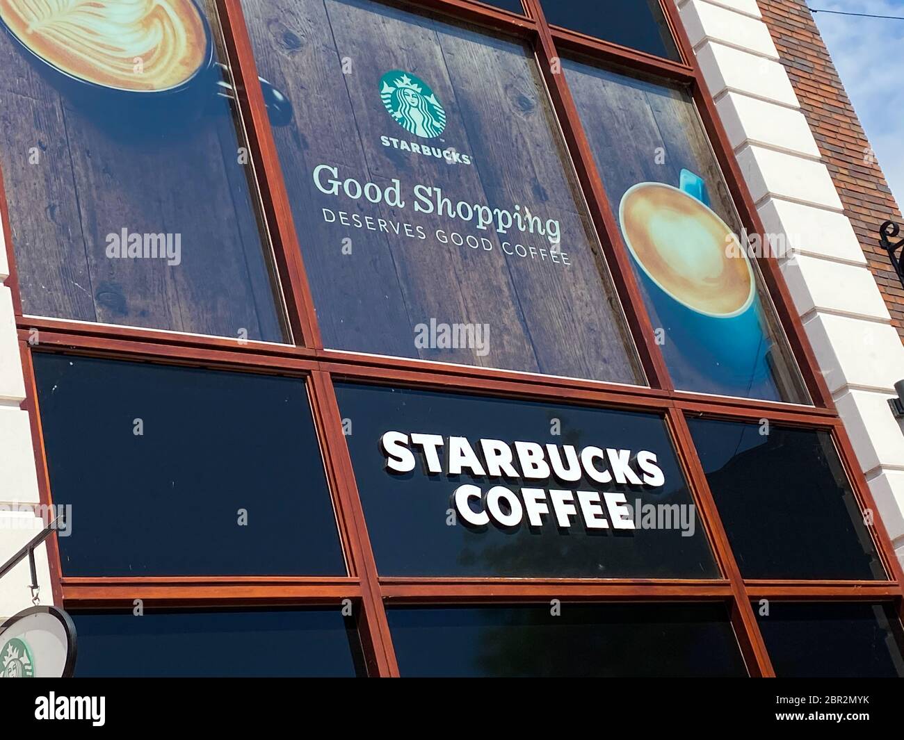Roermond, Paesi Bassi - Maggio 19. 2020: Vista sulla facciata del negozio simbolo della Starbucks Coffee Company Foto Stock