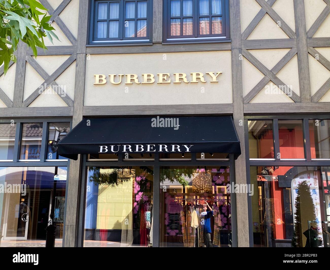 Roermond, Paesi Bassi - Maggio 19. 2020: Vista sulla facciata con logo della ditta di moda Burberry all'ingresso del negozio Foto Stock