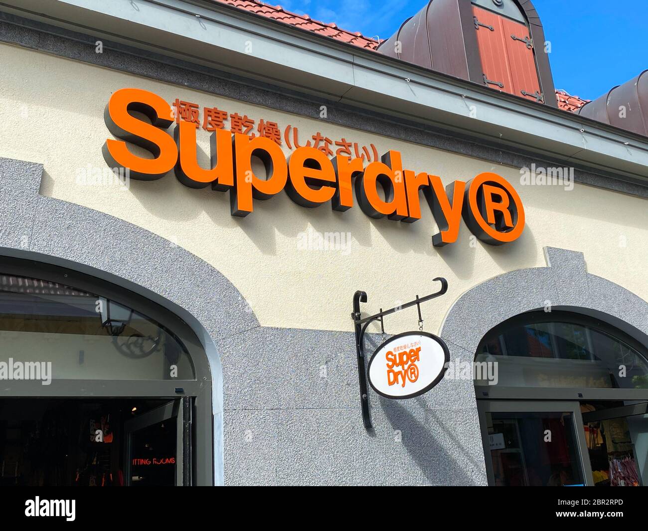 Roermond, Paesi Bassi - Maggio 19. 2020: Vista sulla facciata con logo della ditta di moda Superdry all'ingresso del negozio Foto Stock