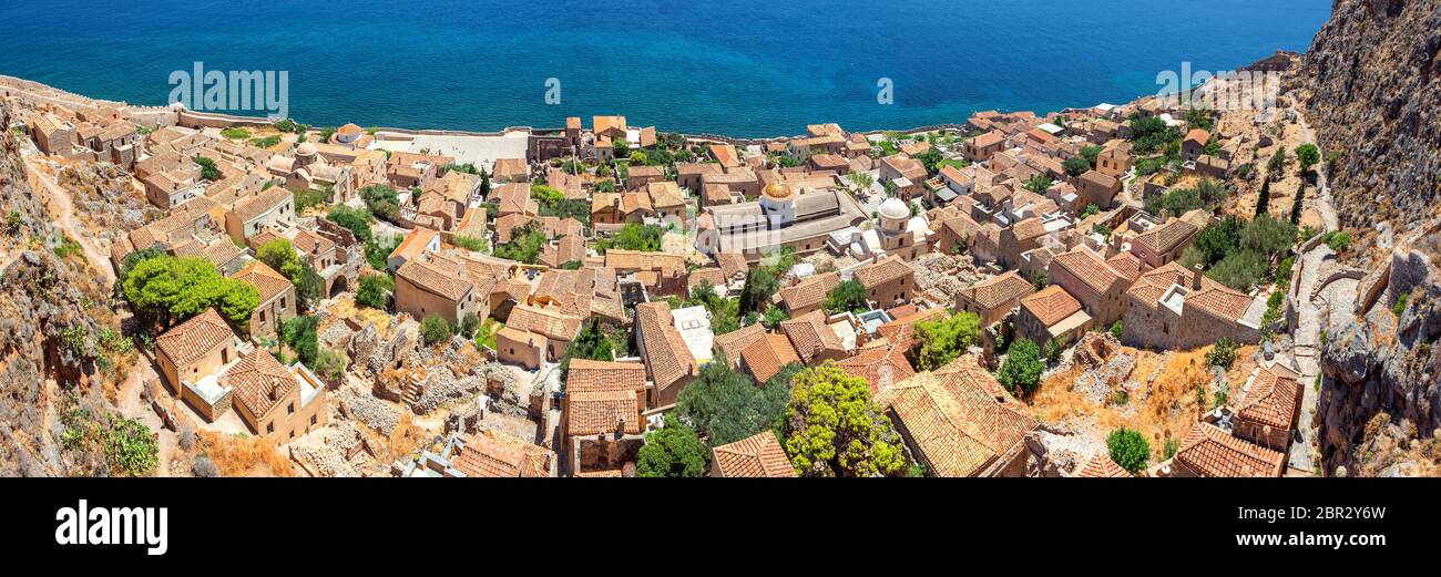 Vista panoramica dalla cittadella sulla città vecchia di monemvasia in Greec Foto Stock