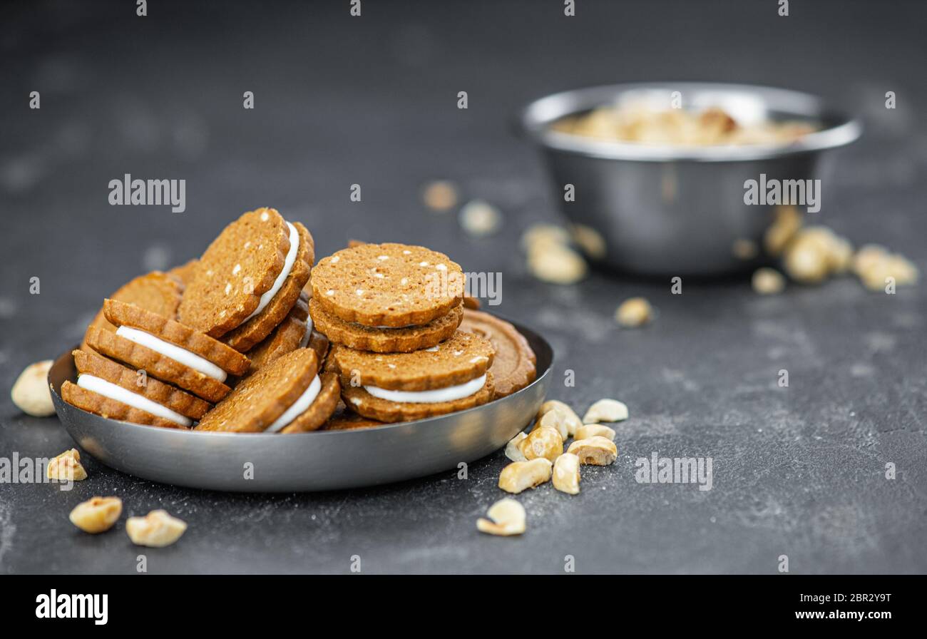 Porzione di biscotti freschi alla crema di nocciole come primo piano dettagliato (fuoco selettivo) Foto Stock