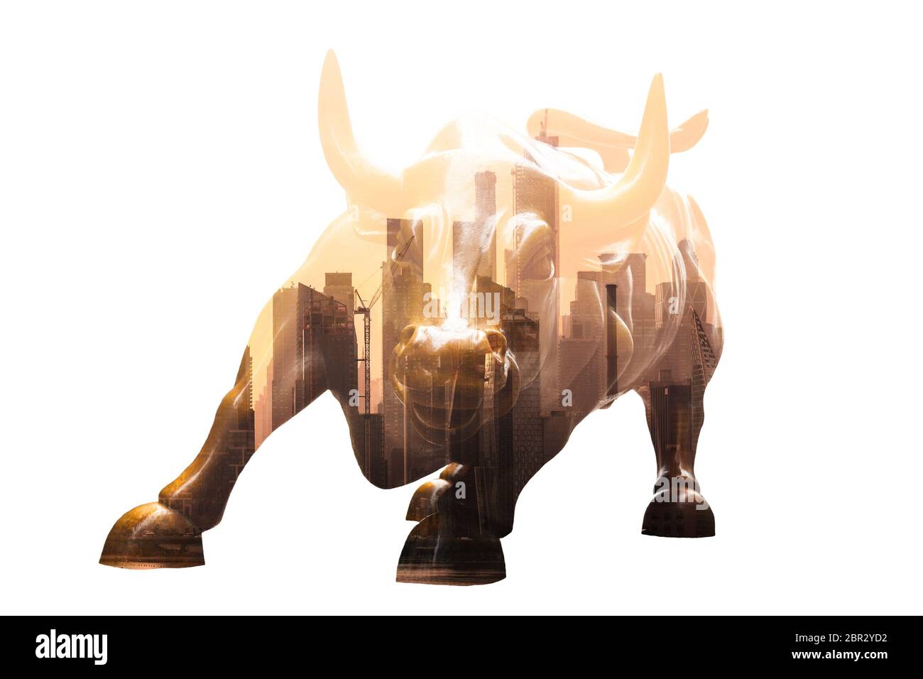Ricarica Bull in Lower Manhattan su sfondo bianco. Business aziendale, finanza, mercato azionario e prosperità economica concettuel collage. Foto Stock