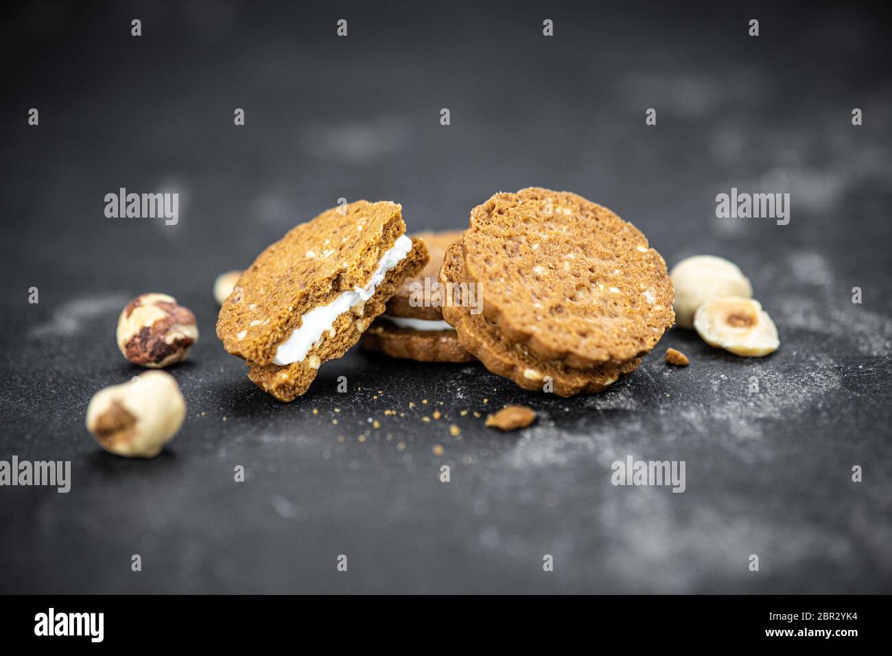 Porzione di biscotti freschi alla crema di nocciole come primo piano dettagliato (fuoco selettivo) Foto Stock