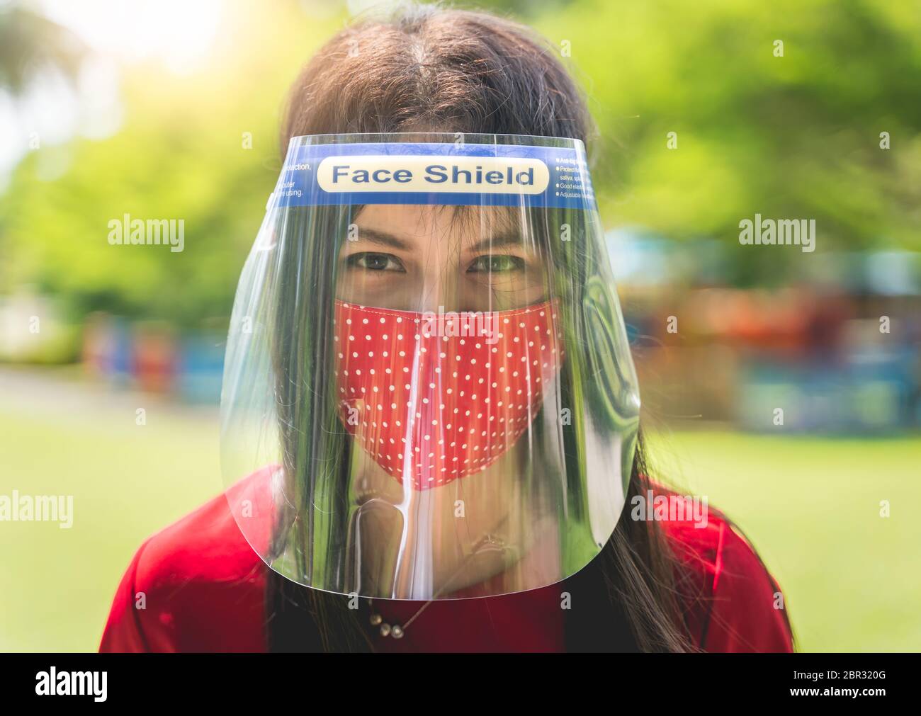 Le donne che indossano la protezione del viso, le donne asiatiche usano la protezione del viso e le maschere di tessuto per prevenire le infezioni e ridurre il rischio durante l'epidemia e utilizzare una nuova norma Foto Stock