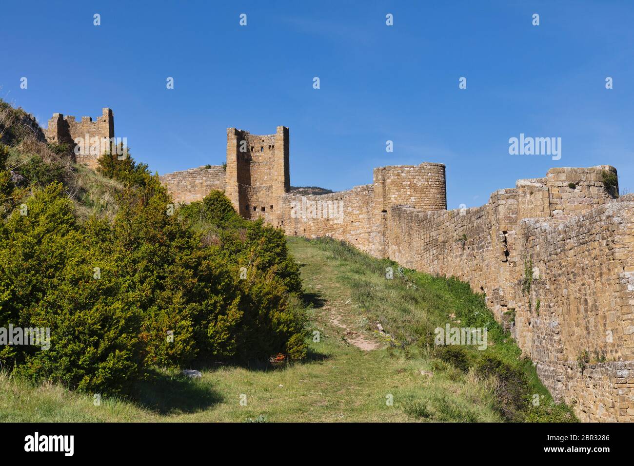 Parte della cortina muraria intorno al castello di Loarre, vicino a Loarre, provincia di Huesca, Aragon, Spagna. Il castello romanico è tra i più antichi della Spagna, databili m. Foto Stock