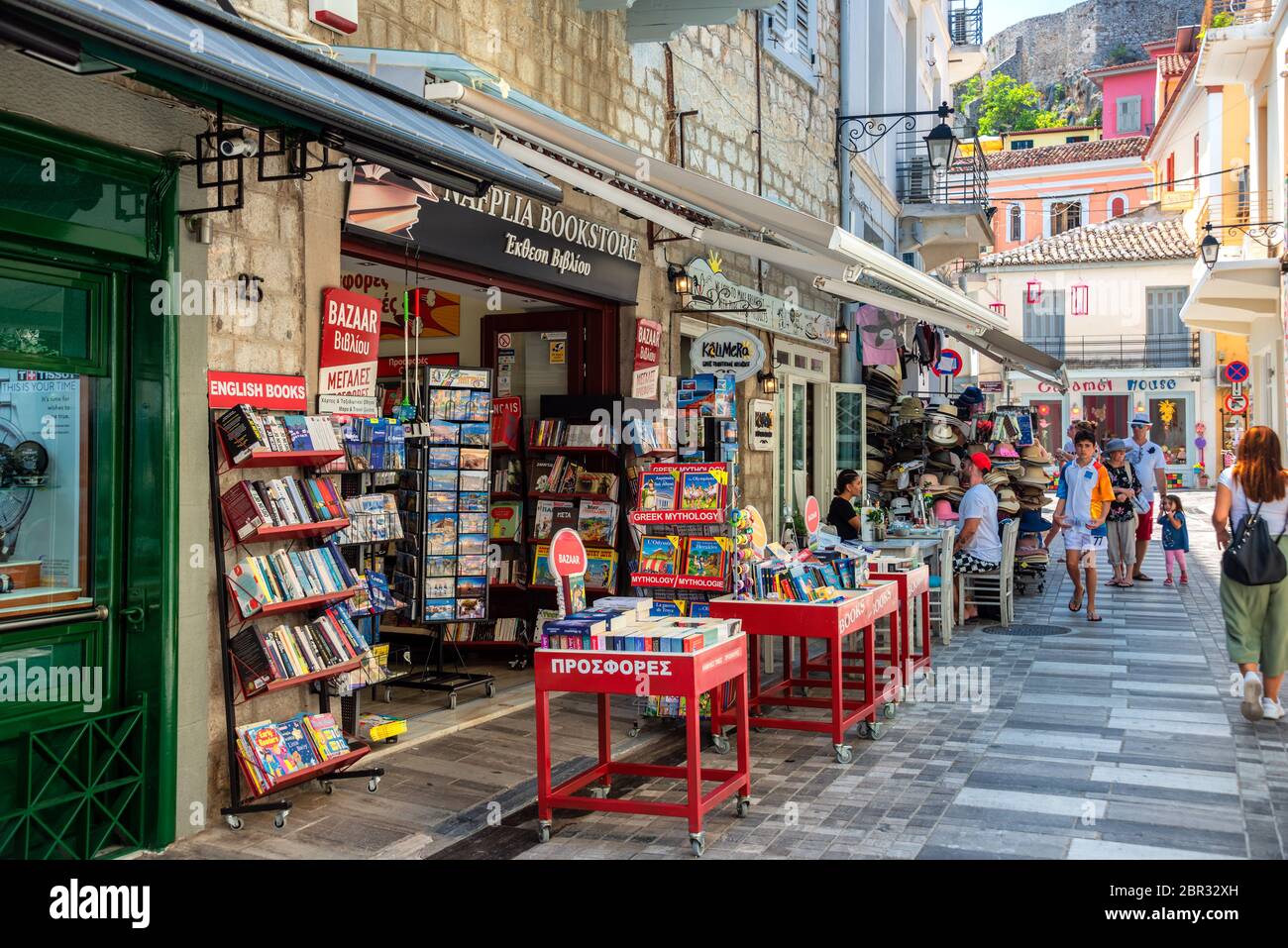 Via, caffè e facciate della parte vecchia della città di Nafplio in Grecia Foto Stock