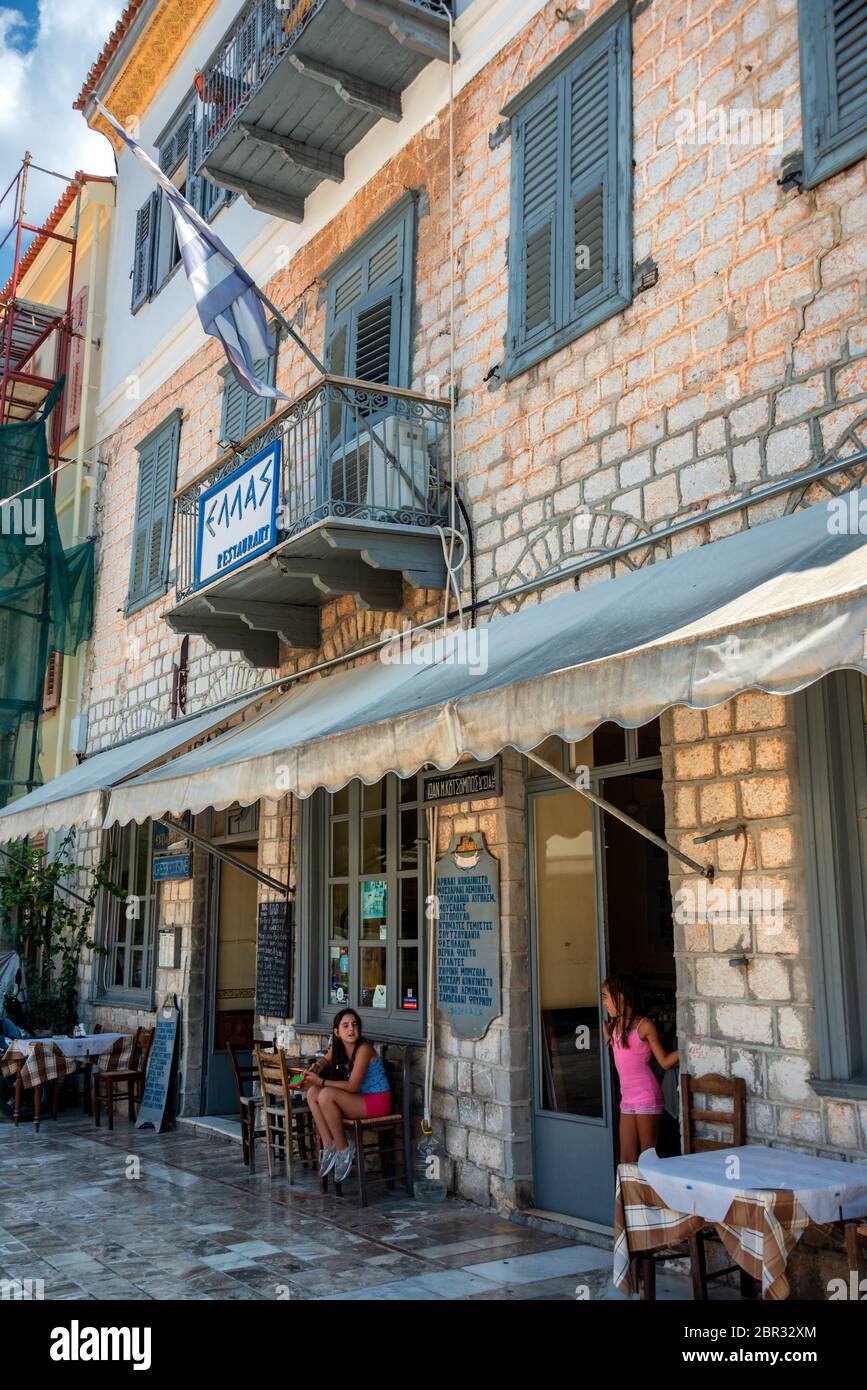 Via, caffè e facciate della parte vecchia della città di Nafplio in Grecia Foto Stock