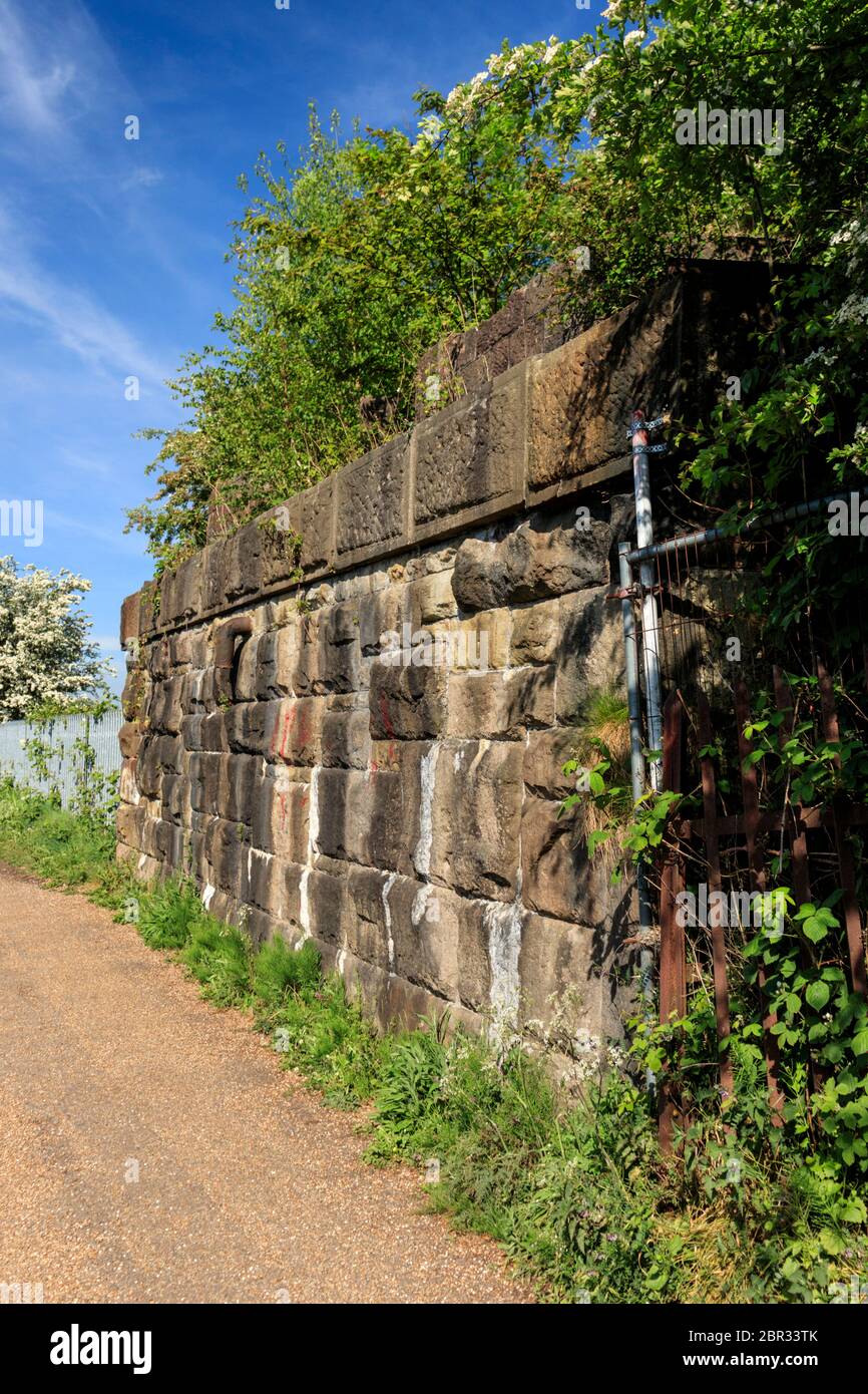 Resti di un ponte che portava l'ex Blackburn a Chorley linea ferroviaria sopra il Leeds a Liverpool Canal a Feniscowles. Foto Stock