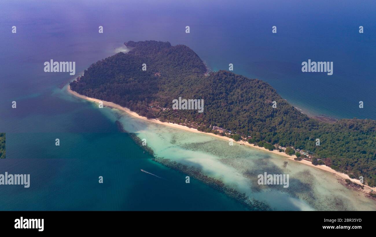 Vista aerea del drone della bella isola tropicale di Koh Kradan paradiso in Thailandia Foto Stock