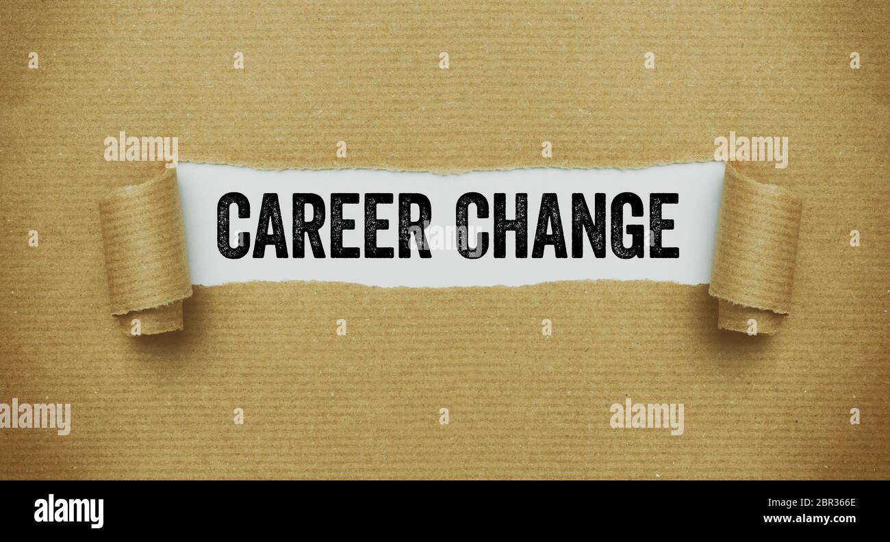 Strappato carta marrone rivelando la parola cambiamento di carriera Foto Stock