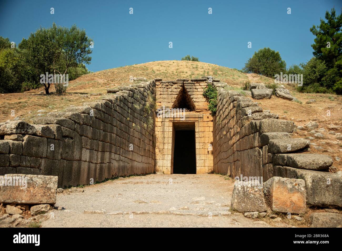 Il triangolo incoronante sopra l'ingresso del Tesoro di Atreo, una tomba di tipo alveare risalente al XIII secolo a.C. nell'antica Grecia. Foto Stock