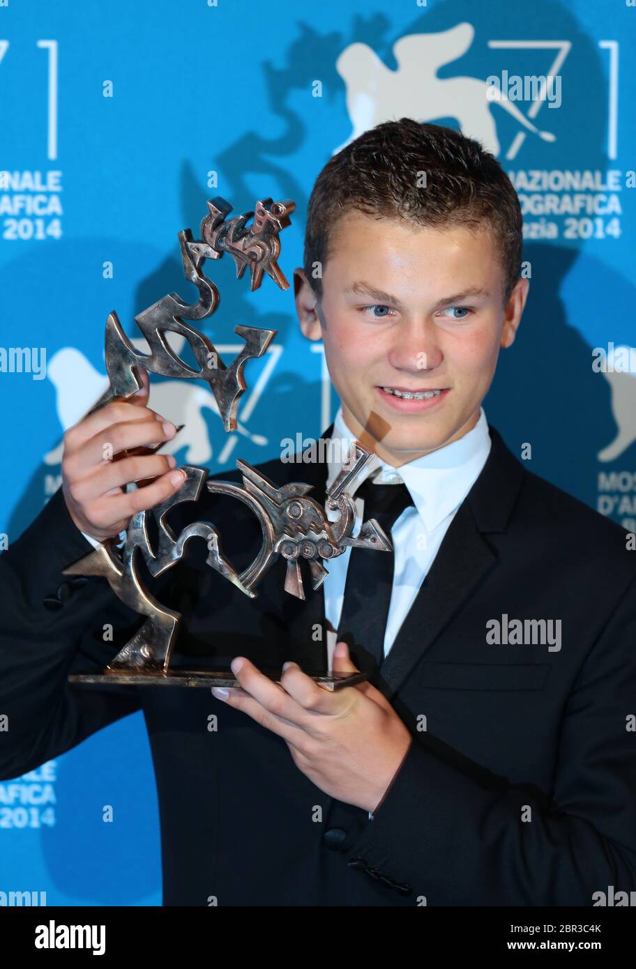 VENEZIA, ITALIA - SETTEMBRE 06: Romain Paul si pone con il premio Marcello Mastroianni per il miglior giovane attore che ha ricevuto per 'le dernier Coup de marteau' Foto Stock