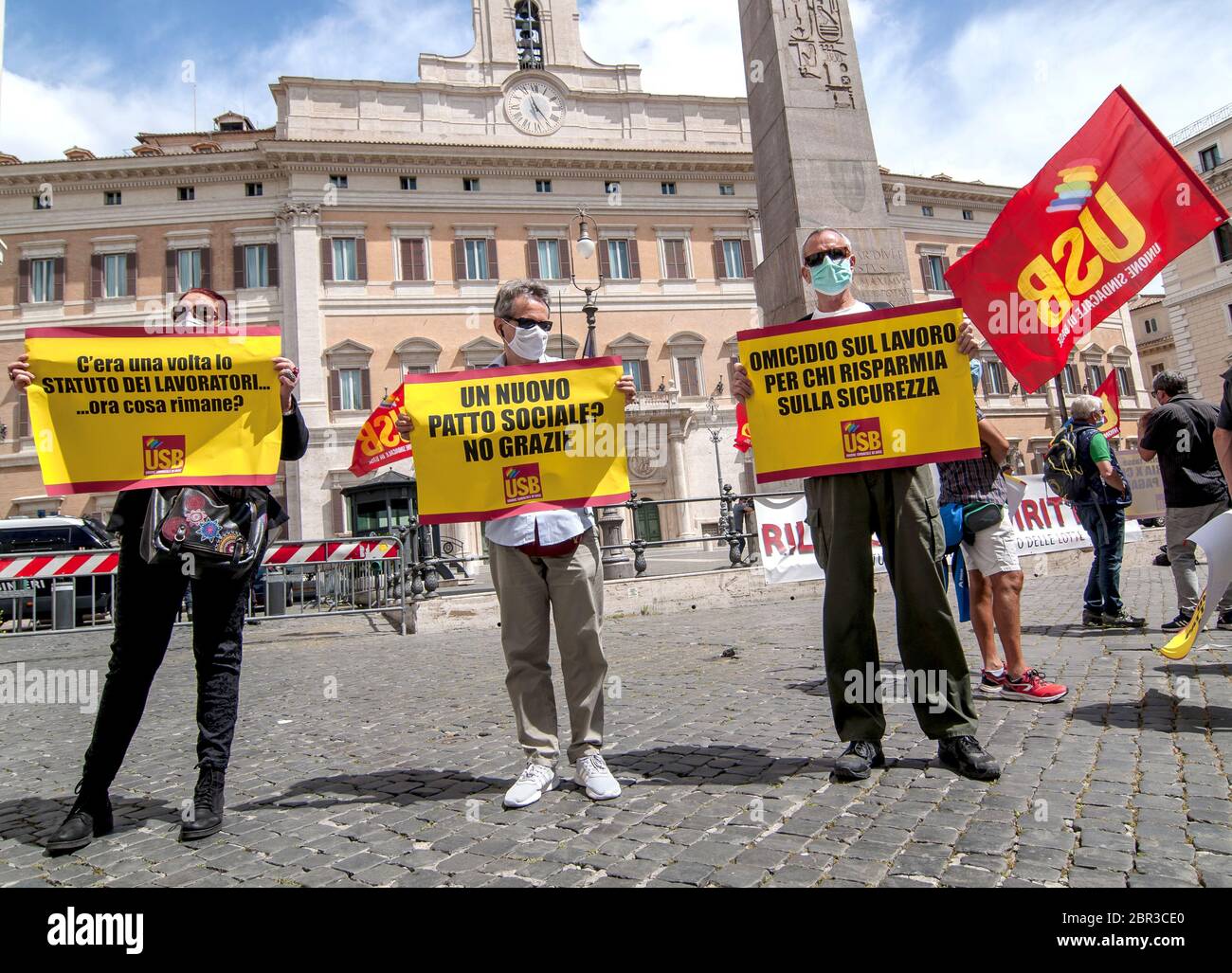 Protesta a Roma, davanti alla Camera dei deputati, organizzata 50 anni dopo lo Statuto dei lavoratori dell'Unione di base USB (Unione Sindacale di base) 'solleviamo i diritti!', è scritta sulla bandiera degli organizzatori che scendono in piazza contro il nuovo patto sociale, Per la salute e la sicurezza, per i salari e il reddito garantito per tutti e per tutti, per la riduzione delle ore per gli stessi salari, per la nazionalizzazione e il benessere universale (Foto di Patrizia CORTELESSA/Pacific Press/Sipa USA) Foto Stock