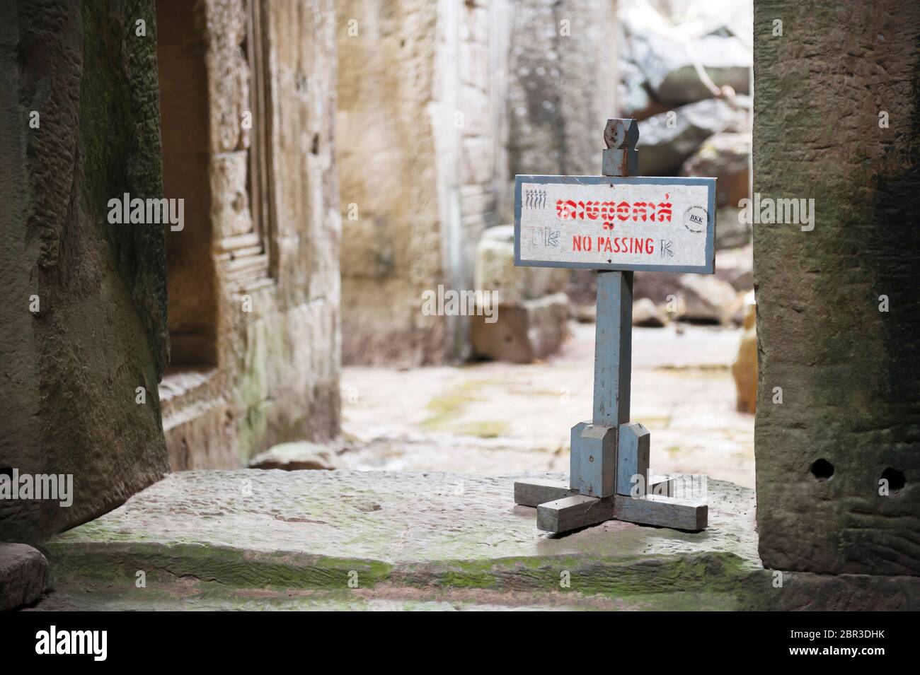 Il segno 'non passa' al Tempio di Preah Khan. Angkor, Patrimonio dell'Umanità dell'UNESCO, provincia di Siem Reap, Cambogia, Sud-est asiatico Foto Stock