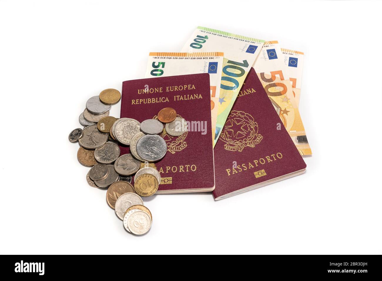 Passaporto italiano straniero e denaro in euro isolato su sfondo bianco. Passaporto e valuta necessari per viaggi e viaggi all'estero. Concetto di viaggio e denaro Foto Stock