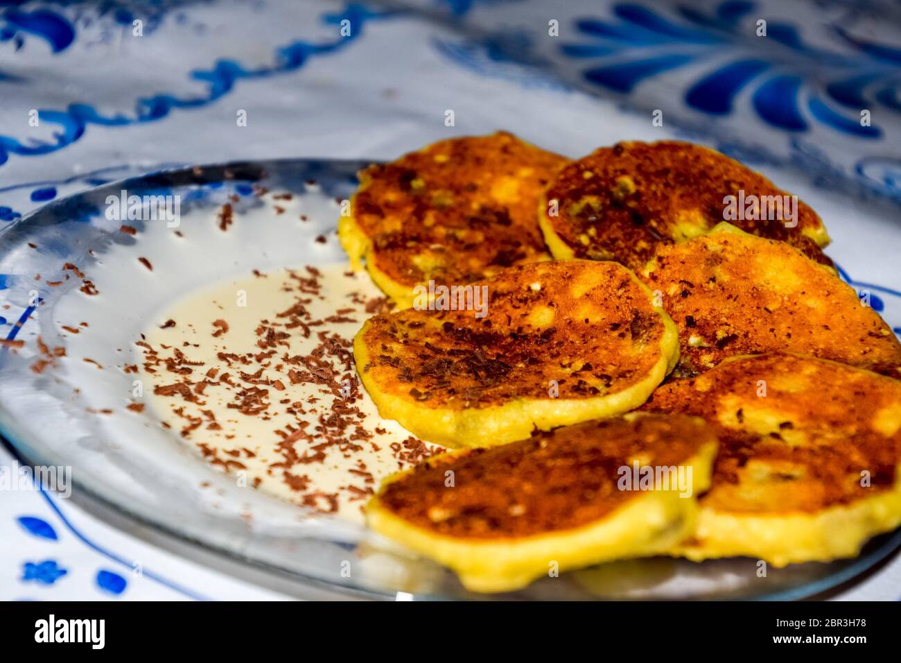 La cheesecake con panna acida e scaglie di cioccolato su una piastra. Foto Stock