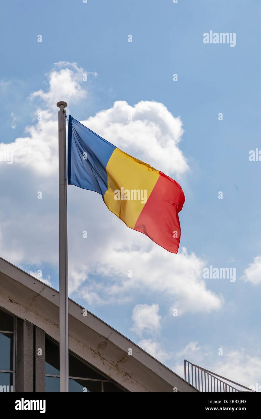 Bandiera nazionale della Romania al cielo blu di polo Foto Stock