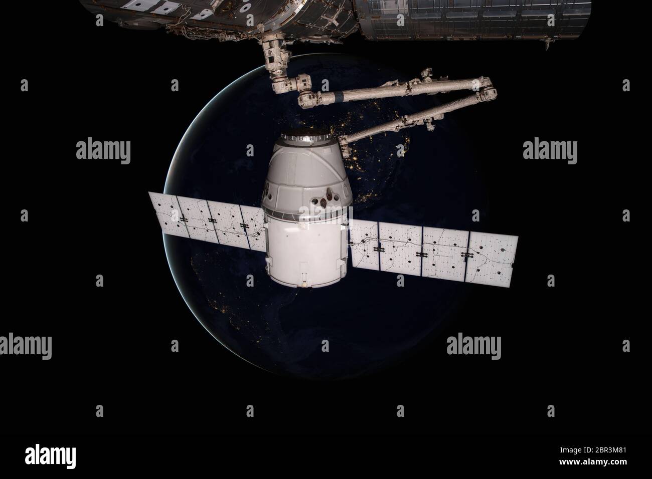 SpaceX Dragon in orbita attorno al pianeta Terra. Gli elementi di questa immagine fornita dalla NASA. Foto Stock