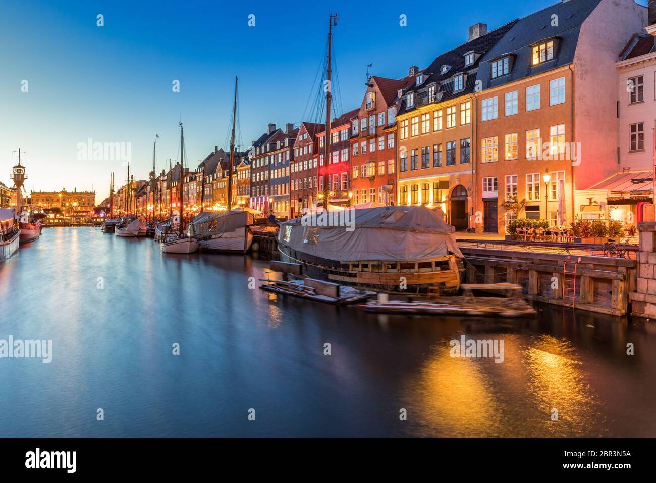 Copenhagen Nyhavn, il nuovo porto di Copenhagen, durante la notte in Danimarca Foto Stock