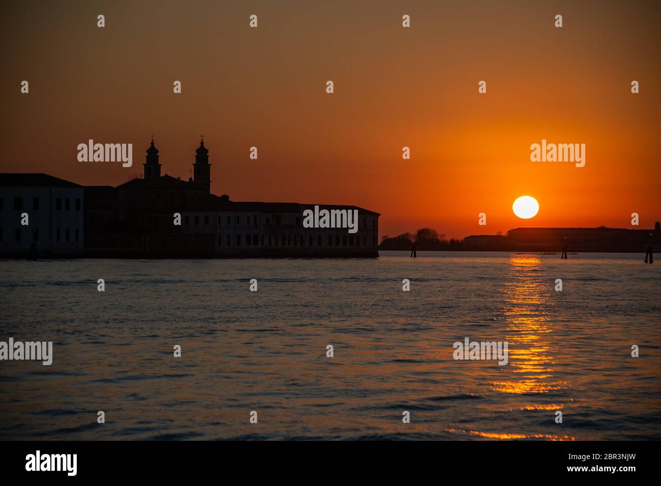 Tramonto invernale mozzafiato sulla laguna di venezia Foto Stock