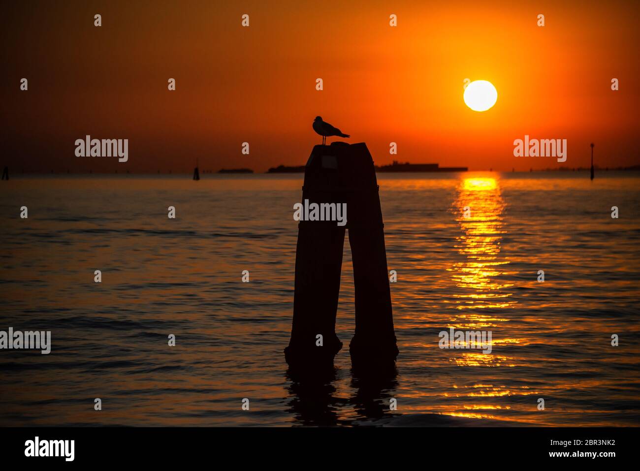 Tramonto invernale mozzafiato sulla laguna di venezia Foto Stock
