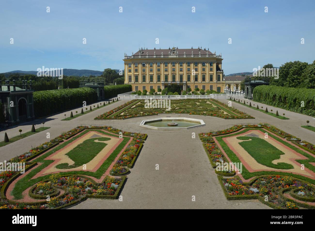 I giardini del palazzo imperiale a Schönbrunn, Vienna. Foto Stock