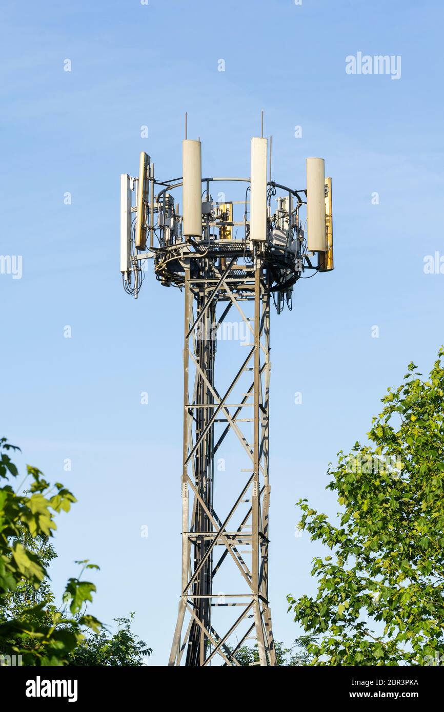 Un palo per telefoni cellulari nel Regno Unito. Tema: Settore delle telecomunicazioni mobili, telefonia mobile, telecomunicazioni, tecnologia, 5g, 4g, 3g, teorie cospirative Foto Stock