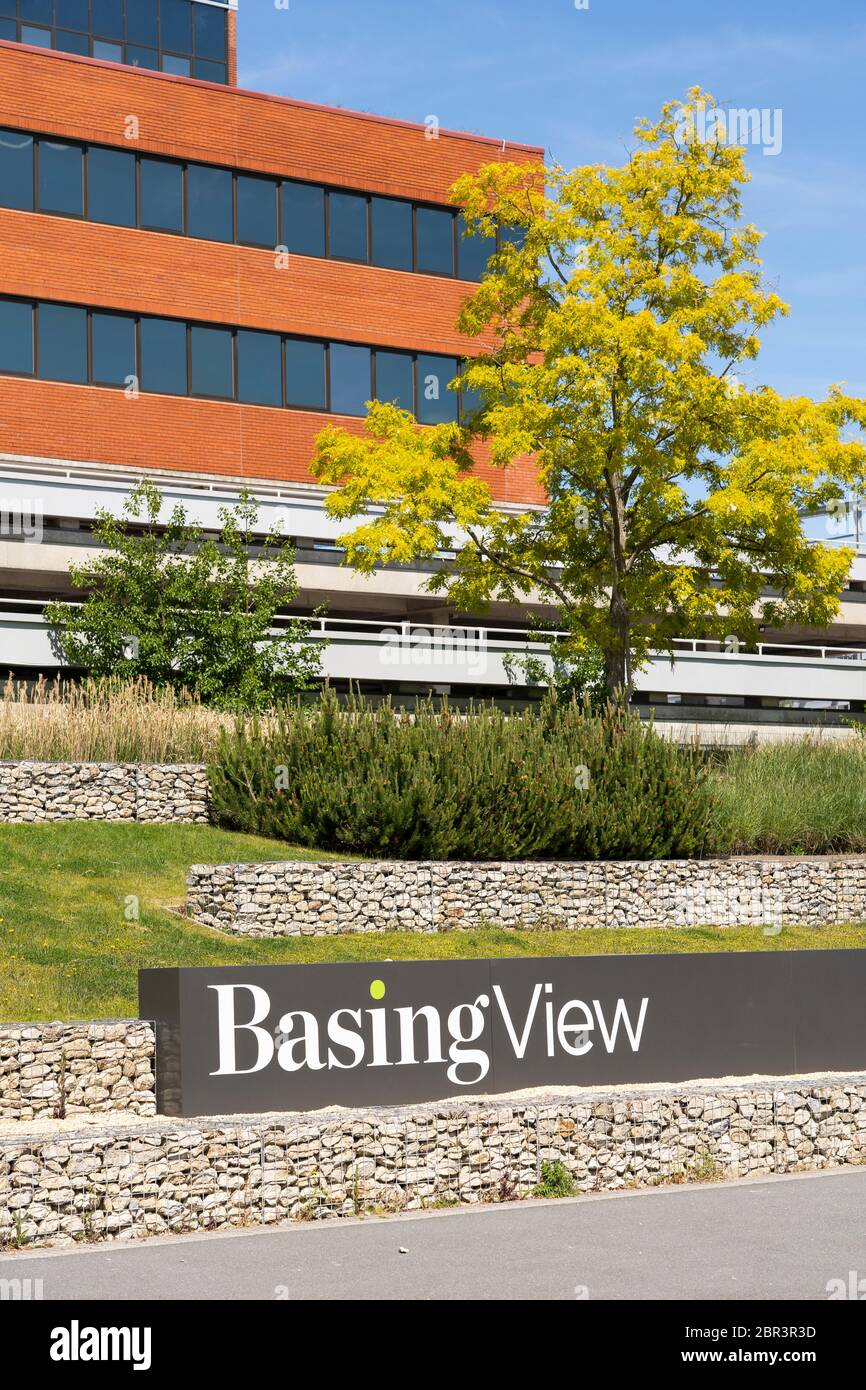 Un cartello per Basing View - un parco di 65 acri situato nel cuore di Basingstoke. ENI House è sullo sfondo, Basingstoke, Hampshire, Regno Unito Foto Stock