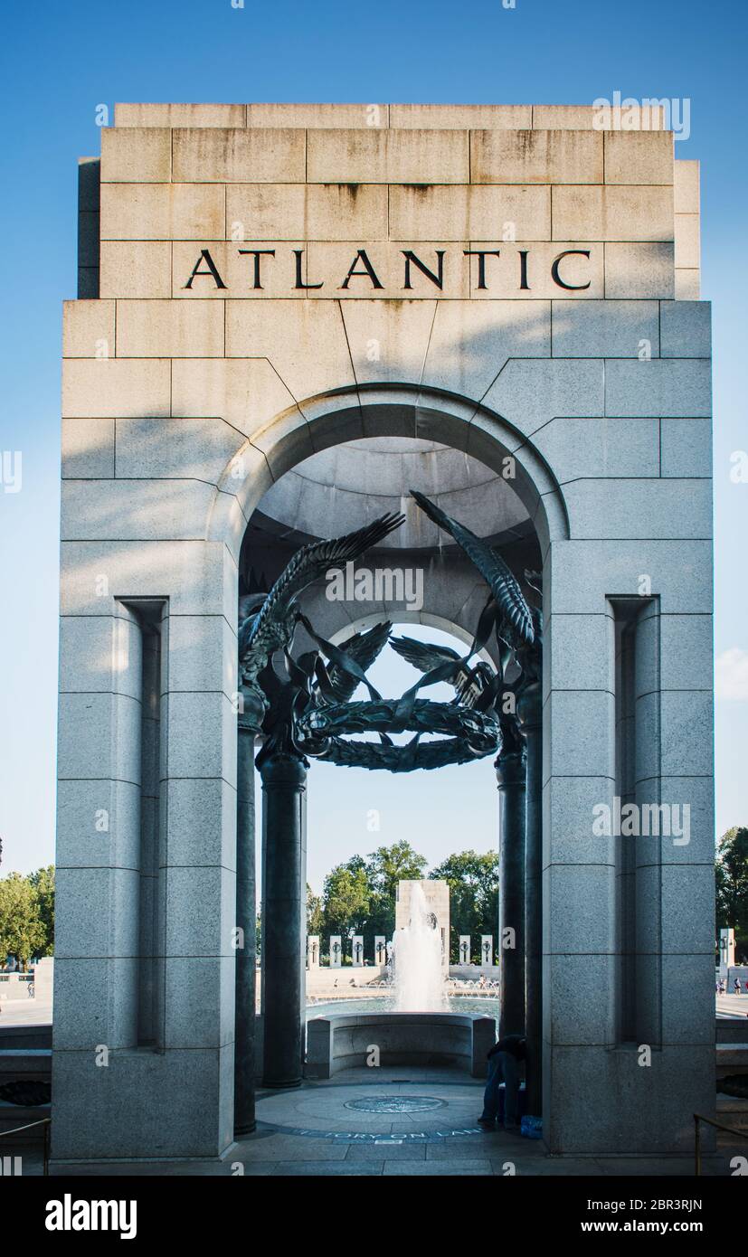 Dettaglio del memoriale della seconda guerra mondiale che rappresenta l'oceano Atlantico, Washington DC, Stati Uniti Foto Stock