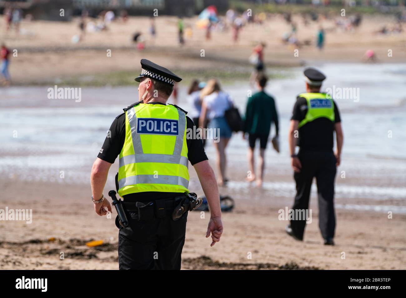 Portobello, Scozia, Regno Unito. 20 maggio 2020. Il caldo clima soleggiato ha portato oggi grandi folle alla spiaggia di Portobello. La disciplina di Lockdown sembra essere una cosa del passato con le famiglie e gli amici che colpiscono la sabbia. Una presenza di polizia più pesante del normale ha avuto un effetto poco visibile poiché il pubblico è tornato sulla sabbia dopo che la polizia è andato via. Iain Masterton/Alamy Live News Foto Stock