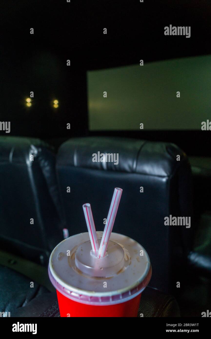 L'interno di una moderna sala cinema per la visione di film, show e il programma di intrattenimento. La sala è attrezzata con il nero di poltrone in pelle e un whi Foto Stock