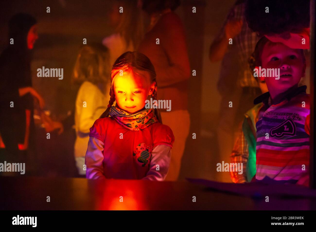 Festa privata con bambini che ballano Foto Stock