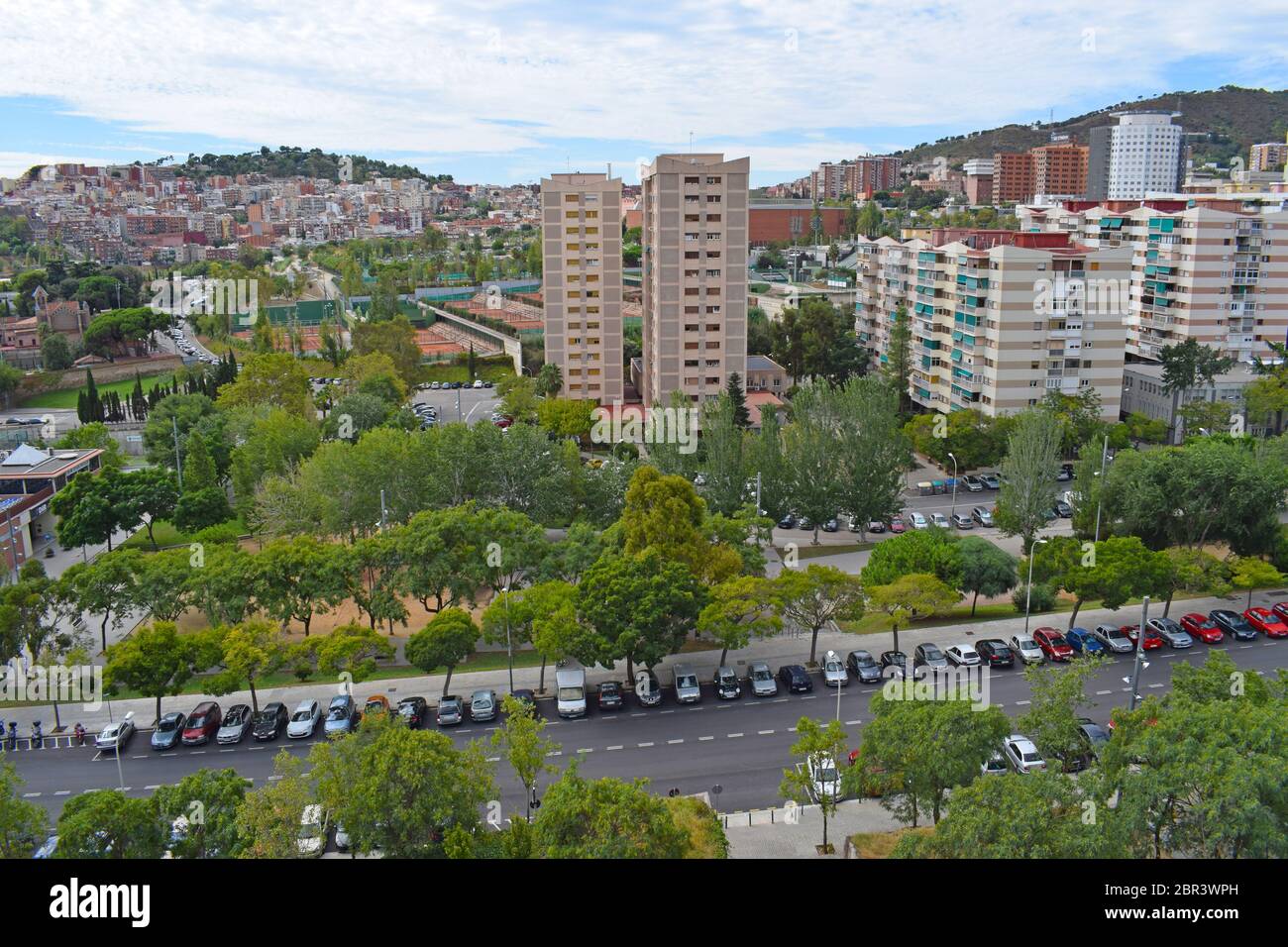 Hebron Valley Park, quartiere di Barcellona Catalonia Spagna quartiere, urbano, parchi, giardini, alberi, area verde, paesaggio, ai piedi della montagna Foto Stock
