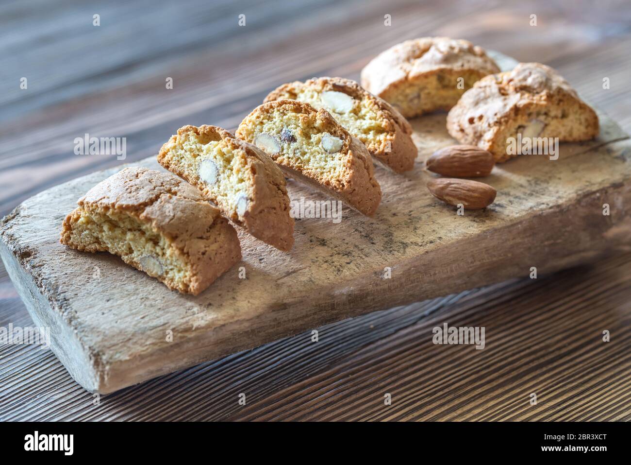 Cantuccini sul pannello di legno Foto Stock