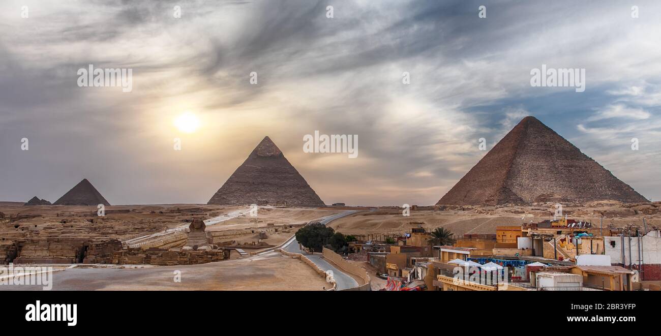 Le Grandi Piramidi di Giza, vista panoramica dalla città. Foto Stock