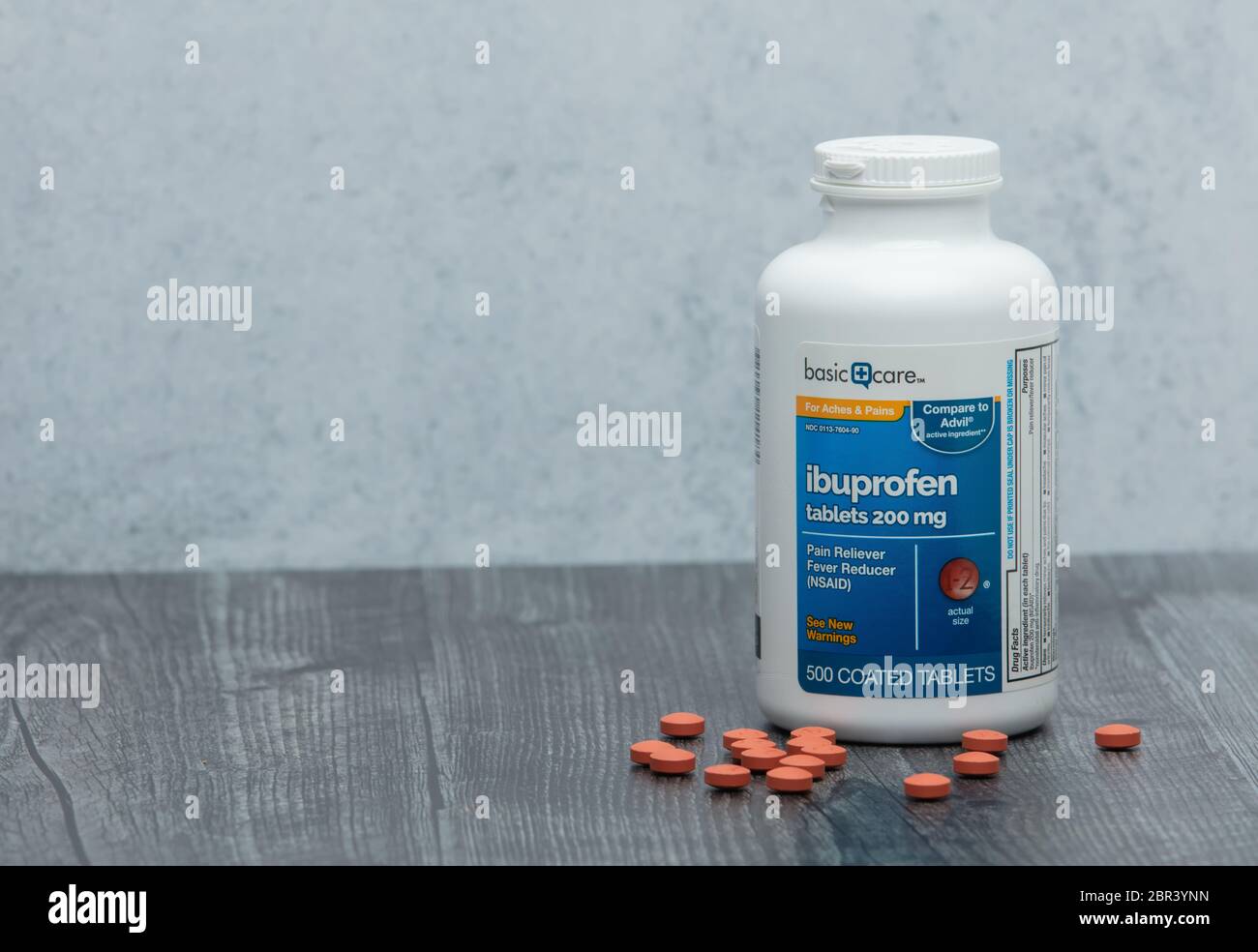 Houston, TX - 6 maggio 2020: Una chiosatura di una nuova bottiglia isolata di marca generica ibuprofen su un tavolo di legno. Foto Stock
