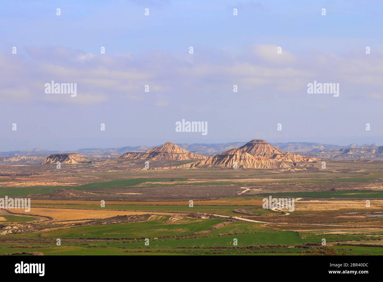 Vista panoramica della regione naturale semi-desertica Bardenas Reales, UNESCO Biosfera Reserve, Navarra, Spagna Foto Stock
