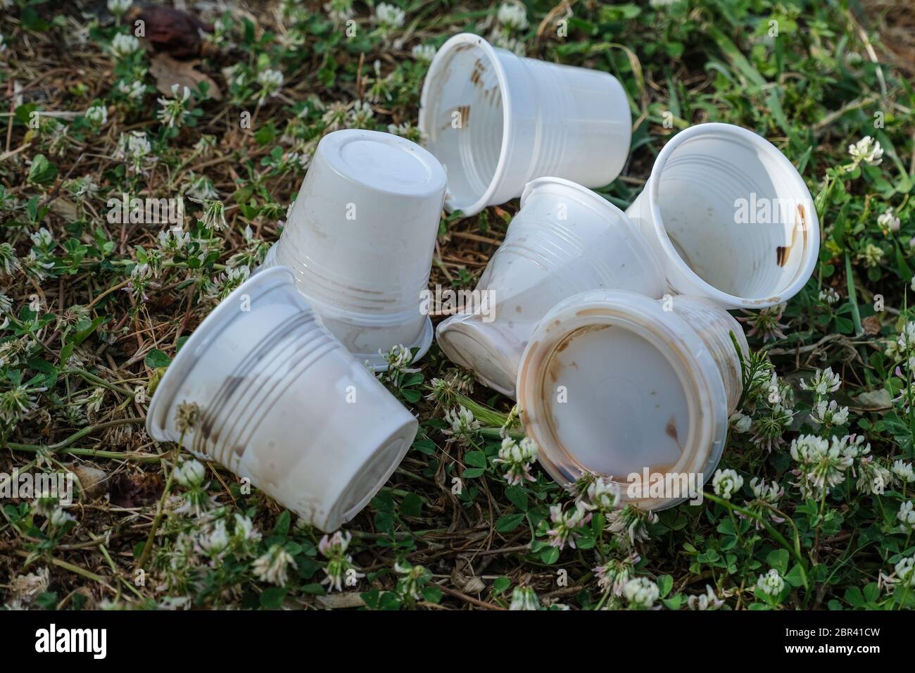 Togliere il caffè di plastica usato vetro scarico rifiuti, sporco monouso inquinamento Foto Stock