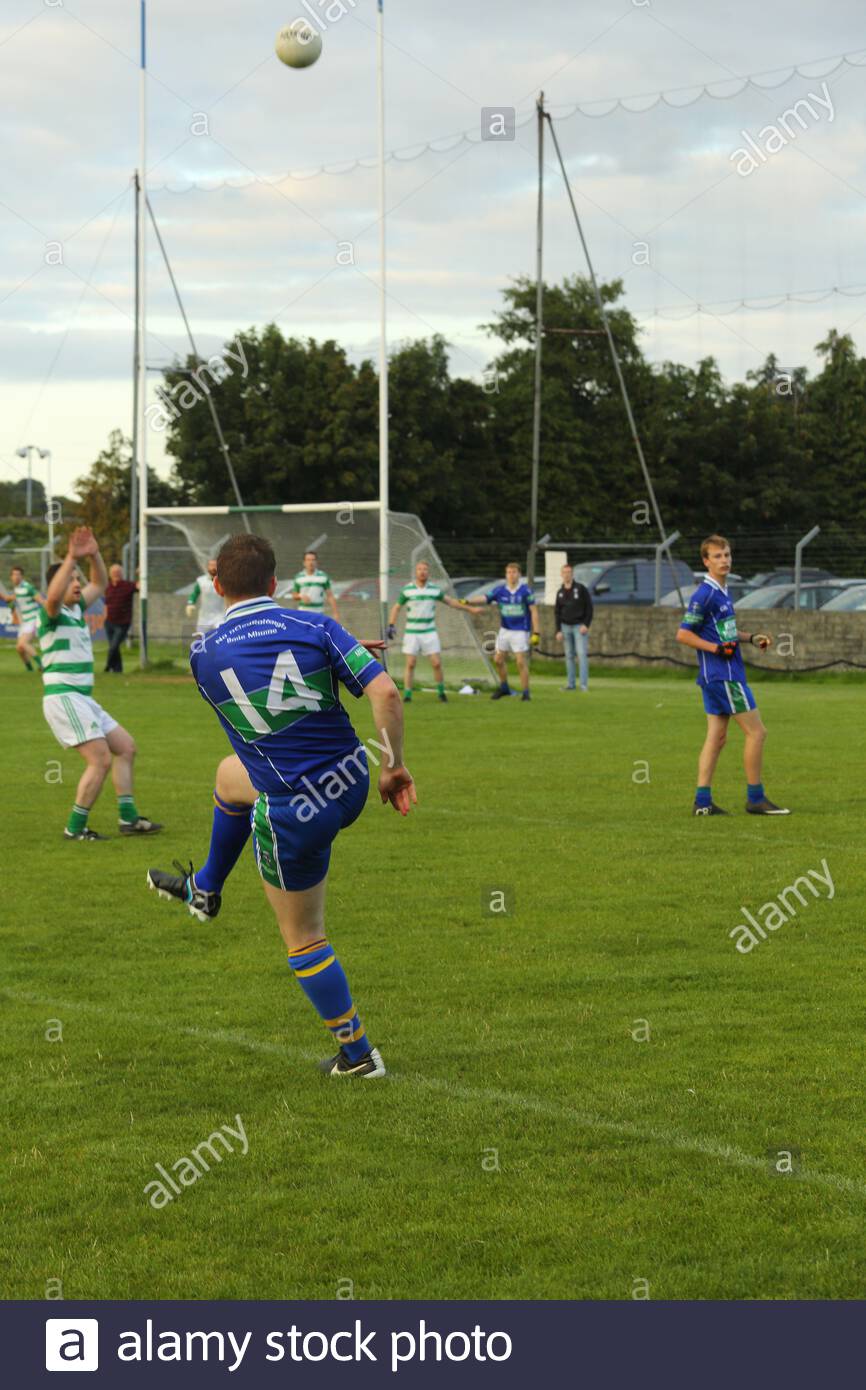 Una partita di calcio locale in corso nella contea di Wicklow in Irlanda Foto Stock