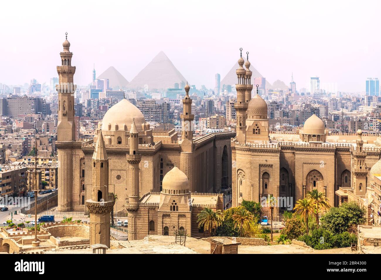 Il Mosque-Madrassa del sultano Hassan e le piramidi in background, il Cairo, Egitto. Foto Stock