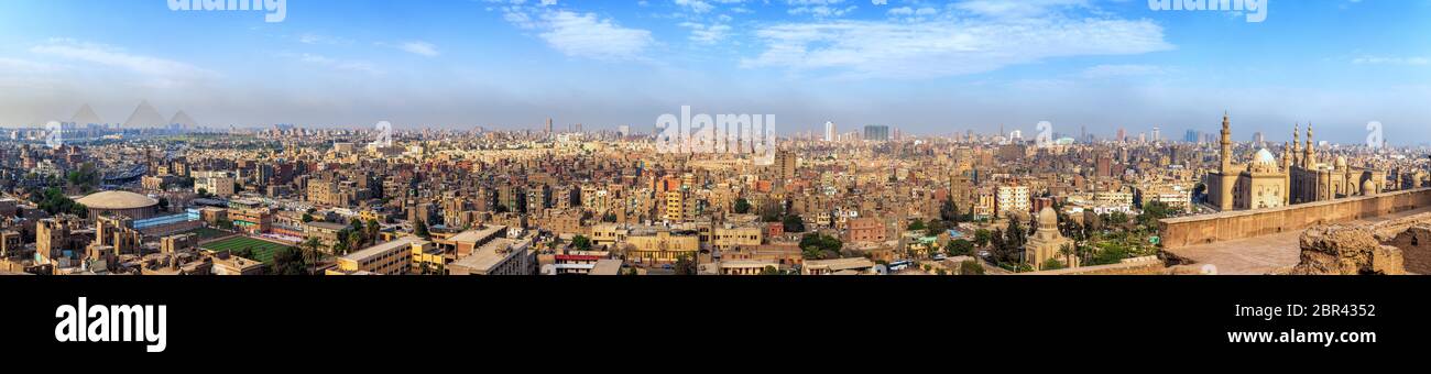 Panorama di tutto il Cairo con le Piramidi e la cittadella moschea, Egitto. Foto Stock