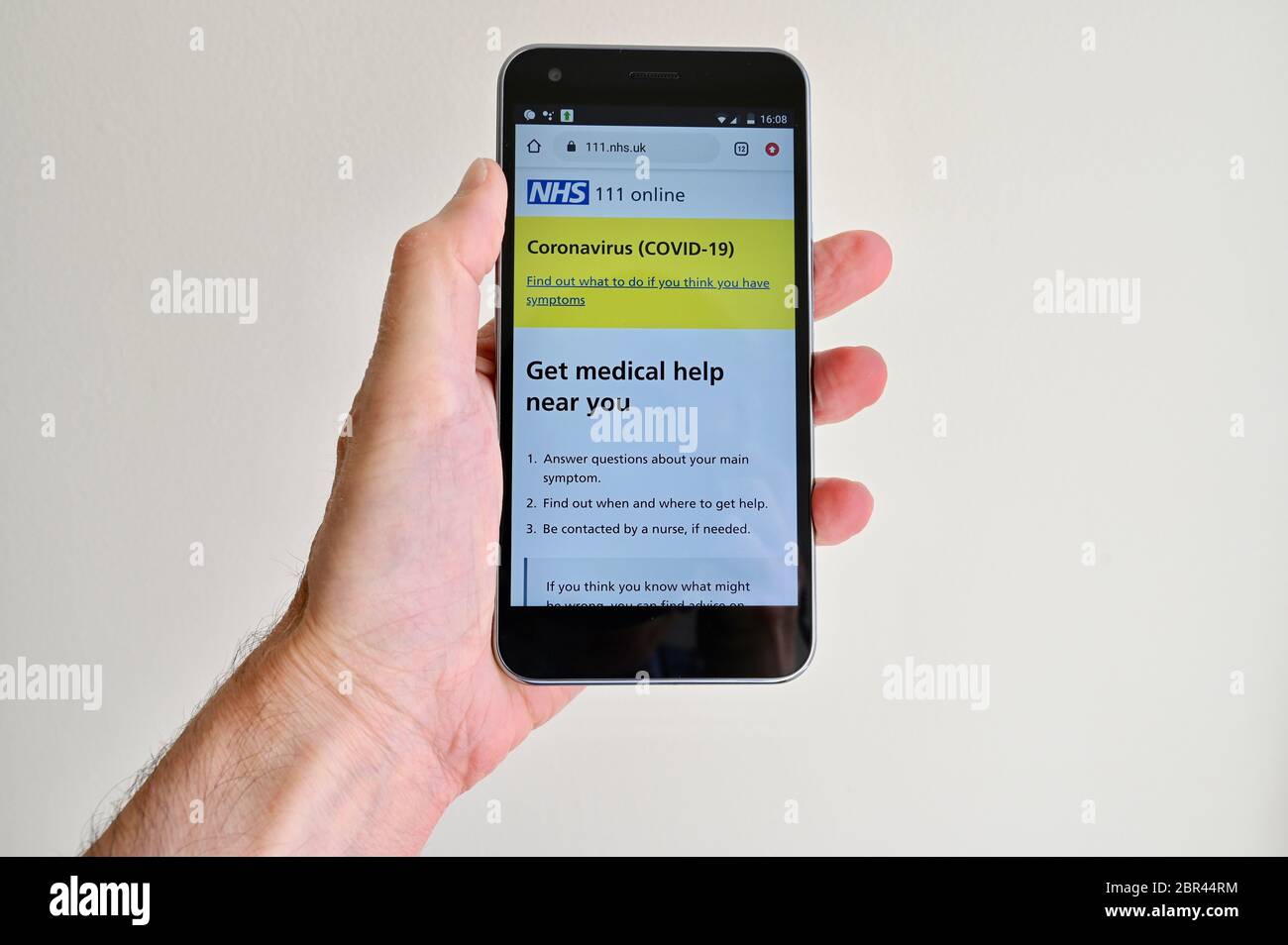 NHS 111 online. Sito Web di Coronavirus (COVID-19) visualizzato su un telefono cellulare. Foto Stock