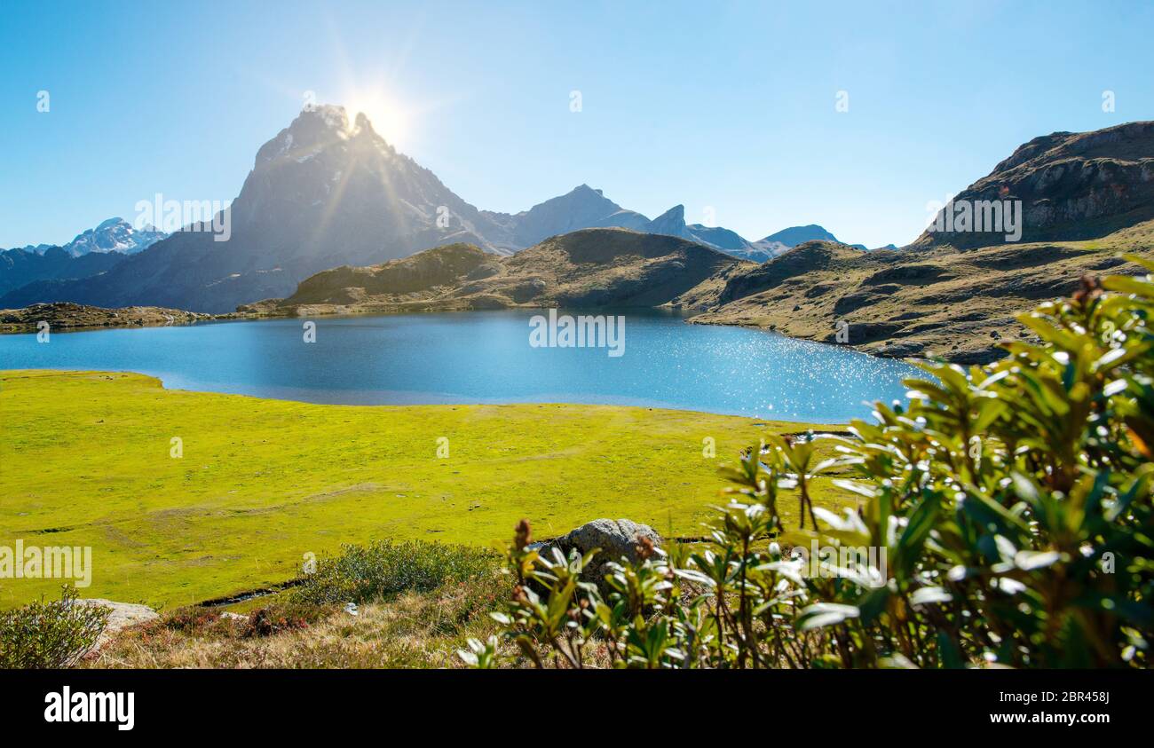 Una vista del famoso Pic du Midi Ossau nei Pirenei francesi montagne Foto Stock