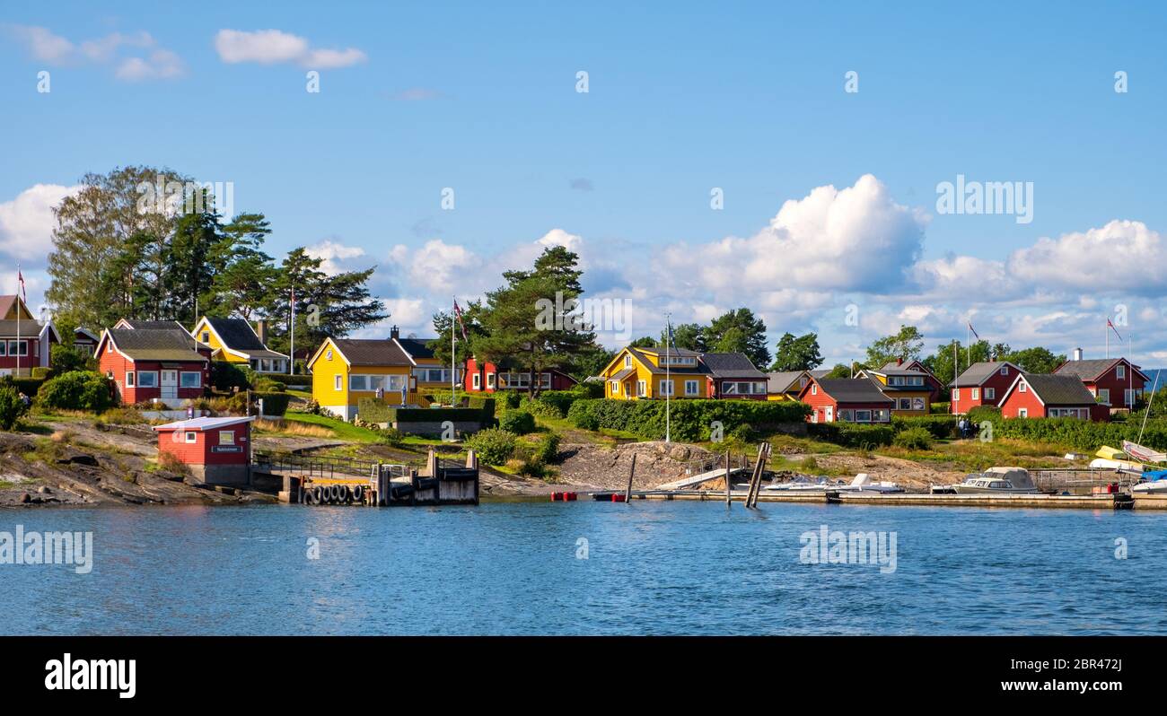 Oslo, Ostlandet / Norvegia - 2019/09/02: Vista panoramica dell'isola di Lindoya sul porto di Oslofjord con il porto turistico Lindoya Vest e le case di cabina estive a riva Foto Stock