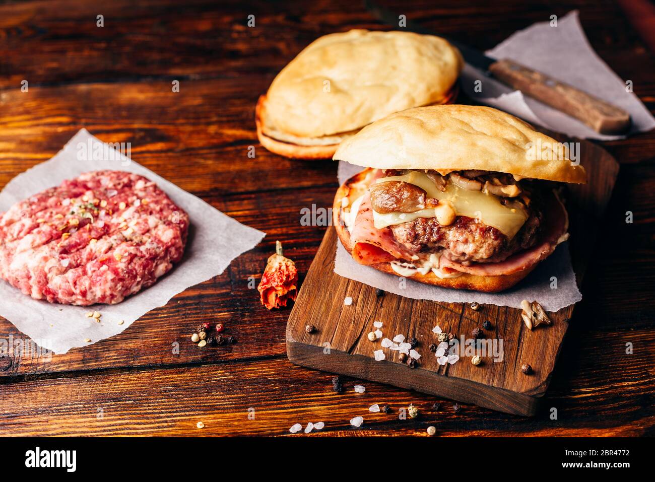 Cheeseburger sul tagliere con polpetta di carne bovina. Foto Stock