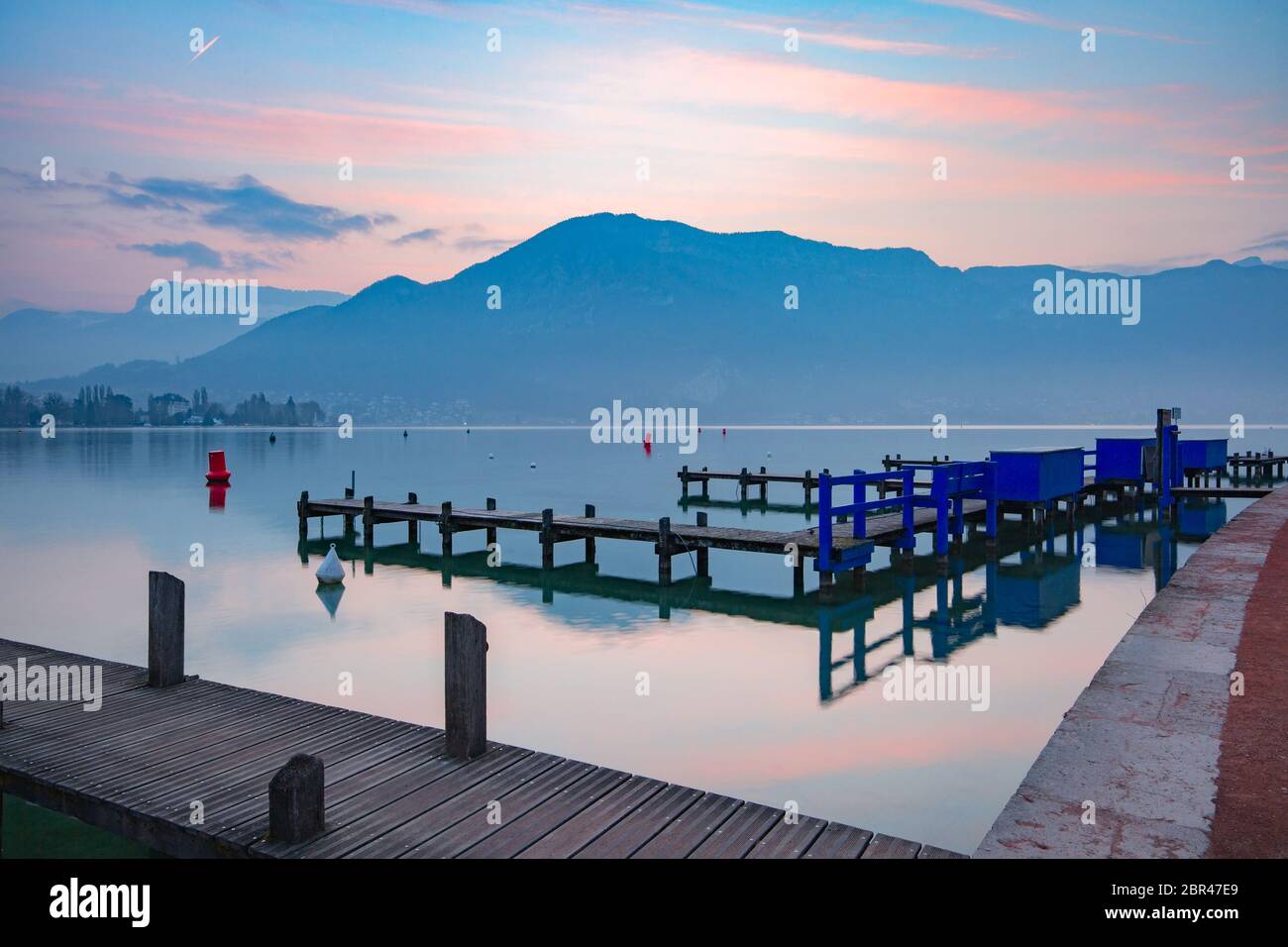 Il lago di Annecy e le montagne delle Alpi di sunrise, Francia, Venezia delle alpi, Francia Foto Stock