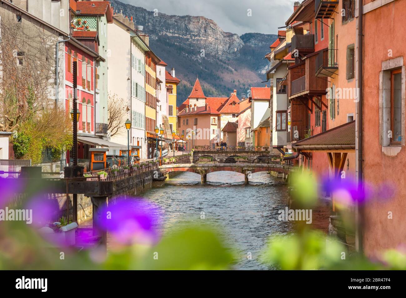 Il Palais de l'Isle e Thiou fiume nella città vecchia di Annecy, Venezia delle alpi, Francia Foto Stock