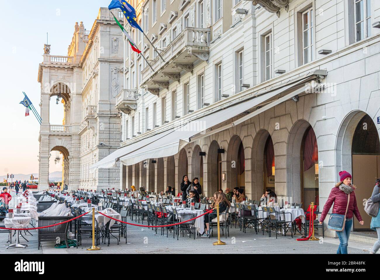 Tavoli da caffè nella famosa piazza Trieste chiamata Piazza UnitÃ d'Italia Foto Stock